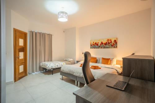 Postel nebo postele na pokoji v ubytování The Strand Luxurious Seafront Apartment