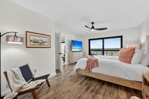 Ormond-by-the-SeaにあるNew Listing! Fully renovated with a sunset view, beachfront property with a heated poolのベッドがあり海が見える寝室