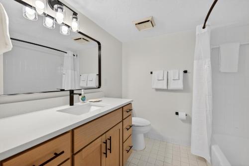 Ormond-by-the-SeaにあるNew Listing! Fully renovated with a sunset view, beachfront property with a heated poolの洗面台、トイレ、鏡のあるバスルーム