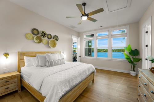une chambre avec un lit et un ventilateur de plafond dans l'établissement Hogan Crest, à Mooresville