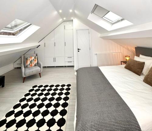 Le Chic 102 في بروكسل: غرفة نوم بسرير كبير ومنازل