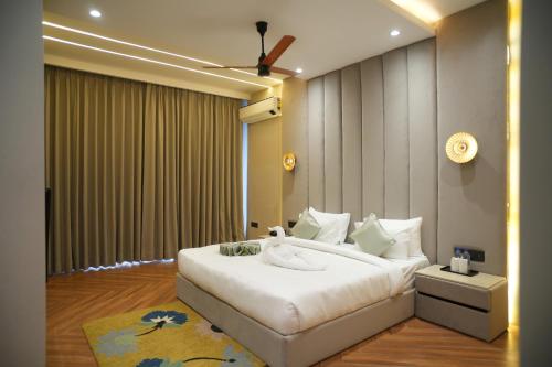 Una cama o camas en una habitación de Q' Nest By Quadrillion Hotels Lansdowne