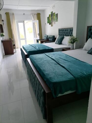 Giường trong phòng chung tại Castile inn