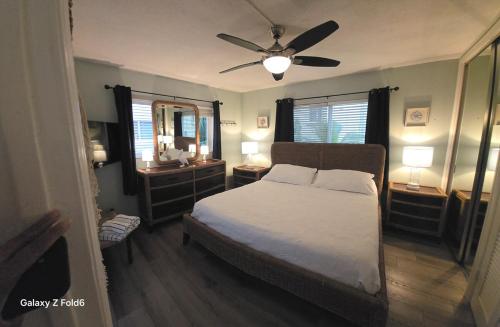a bedroom with a bed and a ceiling fan at Cozy island apartment in Pompano Beach
