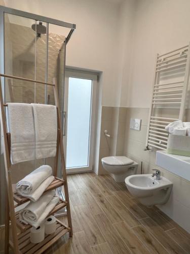 Ένα μπάνιο στο Central Apartment