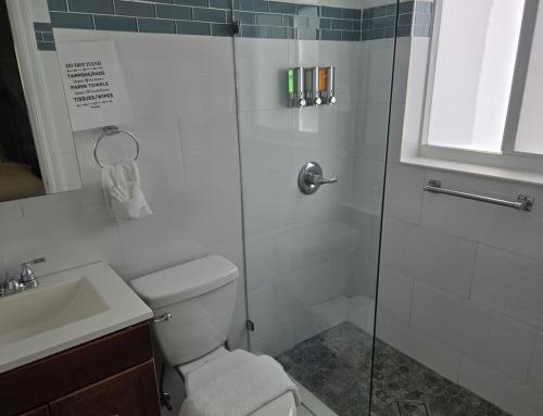 Un baño con ducha, inodoro y lavabo. en Cozy island apartment, en Pompano Beach
