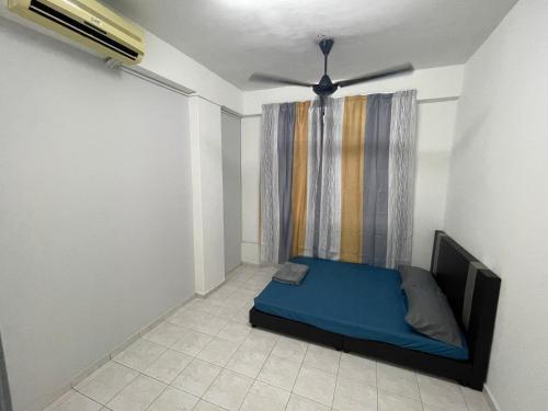 ein Schlafzimmer mit einem blauen Bett in einem Zimmer in der Unterkunft Willow Whisper 3 ROOMS by EZYHOME MELAKA in Ayer Keroh