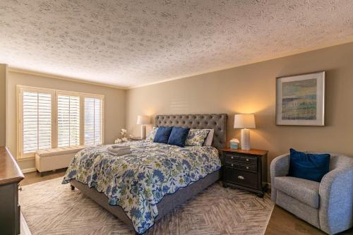 Ένα ή περισσότερα κρεβάτια σε δωμάτιο στο Lakeside Living at Hound Ears