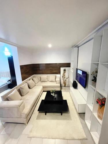 Un lugar para sentarse en Cozy 1-BDR - Free Wi-Fi & Mins DRV to Airport
