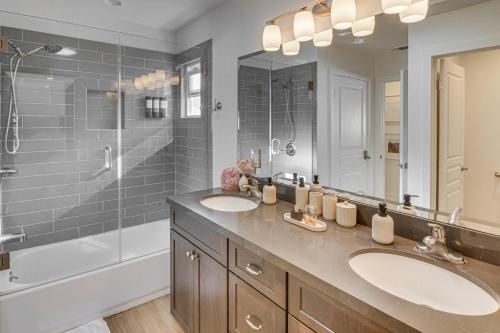 a bathroom with two sinks and a shower at Long-Term Stay in Ventura! Sleek Sanctuary and Yard in Pierpont Bay
