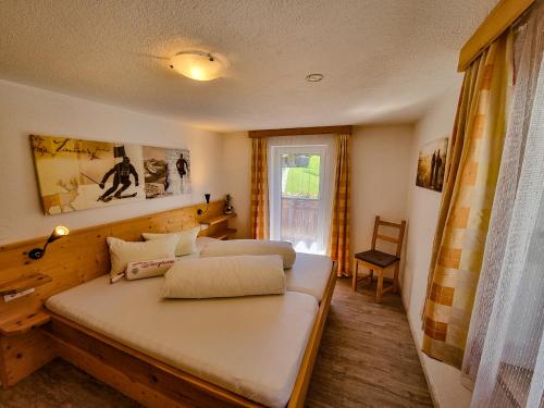 Una cama o camas en una habitación de Haus Bergheim