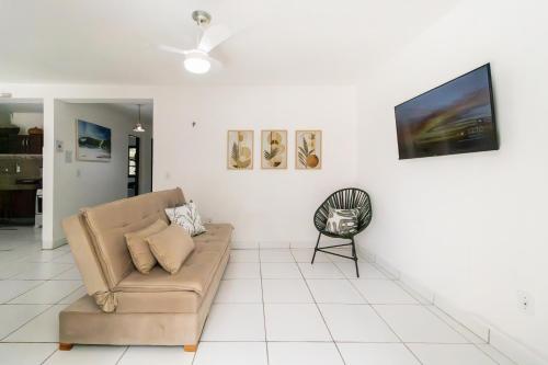 a living room with a couch and a chair at Cond Vista Hermosa - Casas para famílias 2 quartos in Pipa