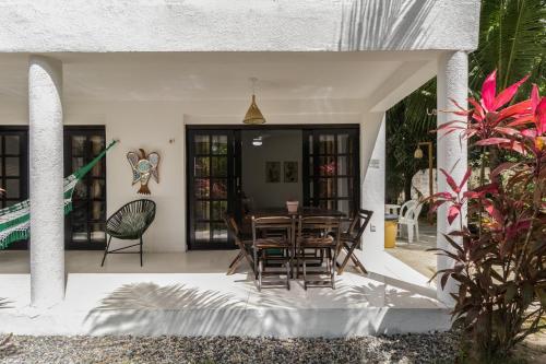 ピパにあるCond Vista Hermosa - Casas 2 quartos by Pipa Centroのテーブルと椅子のあるダイニングルーム