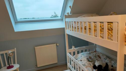 ein Babyzimmer mit Etagenbett und Fenster in der Unterkunft Chez YEP in Anzin-Saint-Aubin