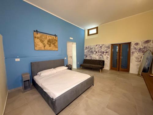 sypialnia z łóżkiem i kanapą w obiekcie A Casa di Lilly w mieście Sant'Egidio del Monte Albino