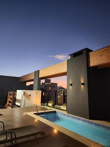 a swimming pool on the roof of a building at Ed Highline, piscina, lavanderia in Joinville