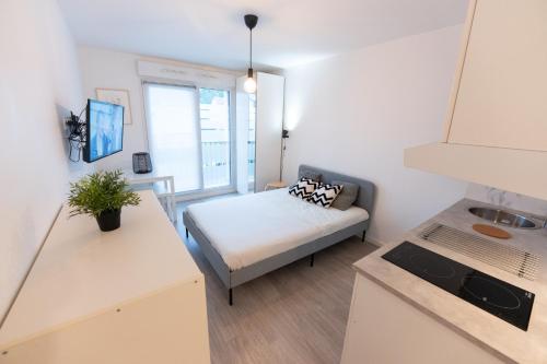 a small room with a bed and a kitchen at Studio à Disneyland Paris in Coupvray