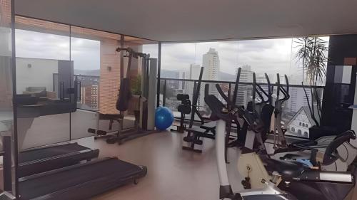 a gym with a view of a city at Ed Highline, piscina, lavanderia in Joinville