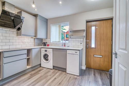 a kitchen with a washer and dryer at Stylish 2-bedroom home in Salford - 5 guests in Manchester