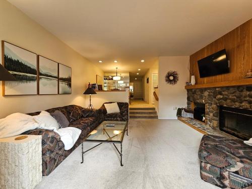 un soggiorno con divano e camino di Delightful McCloud condo a Incline Village