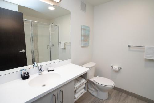 ソルトレイクシティにあるUniversity Guest House and Conference Centerのトイレと洗面台を備えた白いバスルーム