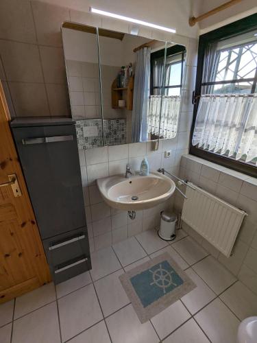 a white bathroom with a sink and a mirror at Godetied in Hollern