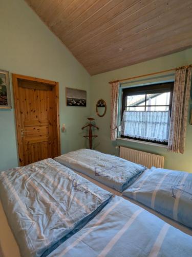 two twin beds in a bedroom with a window at Godetied in Hollern