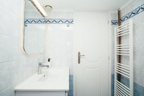 Comfy stay 2BR flat 1Gbps 4 min walk from metro