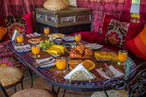 Makanan di atau berdekatan riad ini