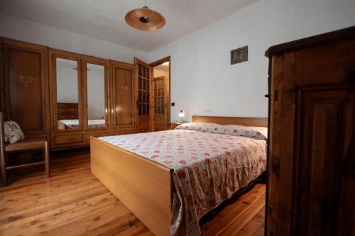 Una cama o camas en una habitación de Case Gran Paradiso Rhemes Notre Dame Bruil