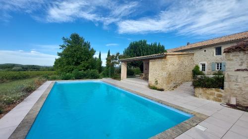 an image of a swimming pool in front of a house at Mas des Mûriers in Clansayes