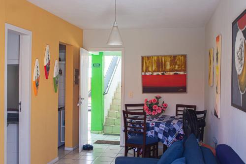 Una sala de estar con un sofá azul y una mesa. en Ponta Negra_Apto Completo, en Natal