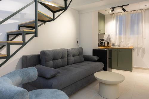ein Wohnzimmer mit Couch und Küche in der Unterkunft Shortie loft in Ioannina