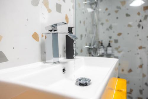 ein Badezimmer mit einem Waschbecken mit Wasserhahn in der Unterkunft Shortie loft in Ioannina