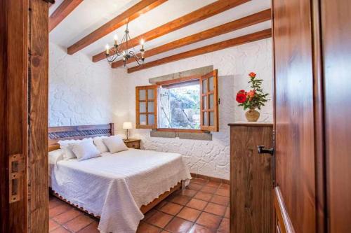 a bedroom with a bed and a window at Casa Oronado in Ingenio