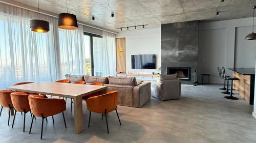 een woonkamer met een tafel en een bank bij Luxury Villa #1 in Stantsiya Mukhiani