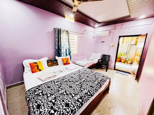 una camera da letto con un letto e una sedia di Reddy home stay a Hampi