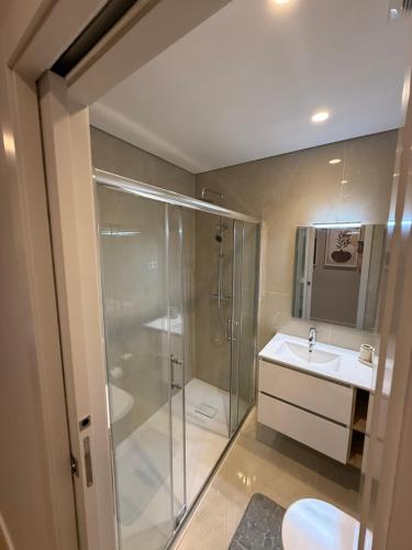 un baño con ducha y lavabo en Apartamento do Raio, en Braga
