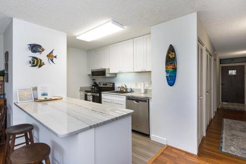 Kuchyň nebo kuchyňský kout v ubytování Kalanikai 110 condo