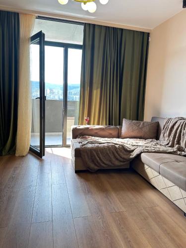 Postel nebo postele na pokoji v ubytování Olive Dream Apartment with Balcony View