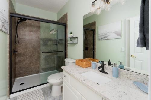 une salle de bain avec une douche, des toilettes et un lavabo dans l'établissement Tranquility Oasis Ironman Special This Weekend, à Wilmington