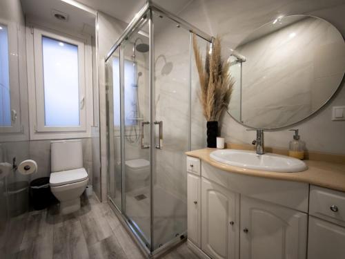 ein Badezimmer mit Dusche, Waschbecken und Spiegel in der Unterkunft Apartamento Santa Bárbara in A Coruña