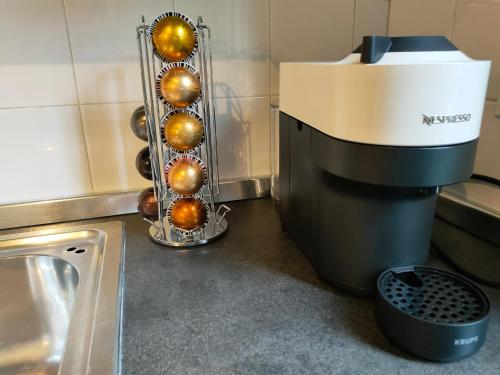 una cocina con encimera con batidora y pelotas en Arthome, en Milán