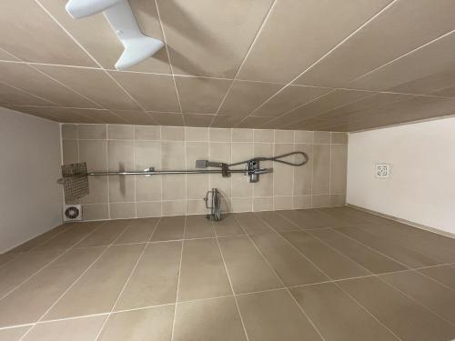 ein leeres Zimmer mit Fliesenboden und einer Decke in der Unterkunft Ponent - Planta baja con vistas al mar y piscinas in Arenal d'en Castell