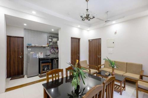 une salle à manger et un salon avec une table et des chaises dans l'établissement Susegad by Palette Homes, à Candolim
