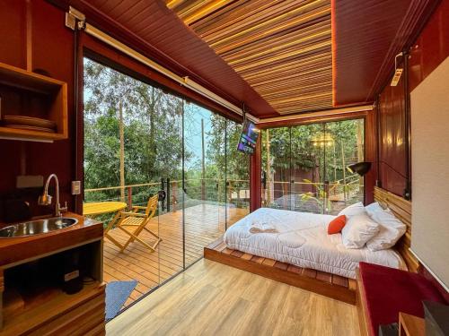 マイリポランにあるDeck Tiny Houseのベッドルーム1室(ベッド1台付)、バルコニー