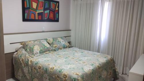 Ένα ή περισσότερα κρεβάτια σε δωμάτιο στο APARTAMENTO SOLAR DA PRAÇA, Aconchegante e Climatizado