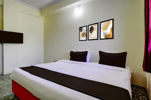Ένα ή περισσότερα κρεβάτια σε δωμάτιο στο HOTEL O REEYH INN