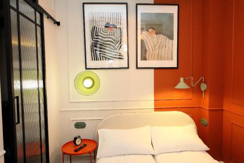 a bedroom with pictures of baseball players on the wall at Prestiżowy Apartament Rosette Residence 2 z tarasem AC Progres in Toruń