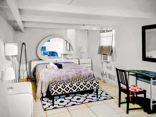 Ένα ή περισσότερα κρεβάτια σε δωμάτιο στο Private entrance guest suite dedicated bathroom kitchen